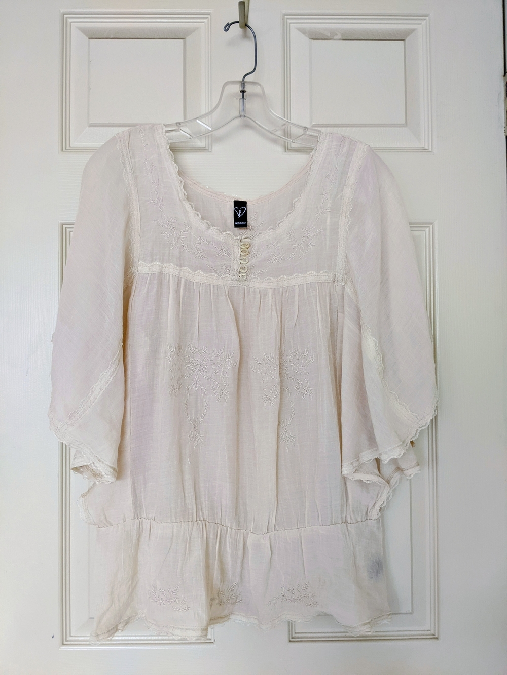 NWOT. Boho Embroidered Flowers And Lace-Trim Cream Peasant Top.